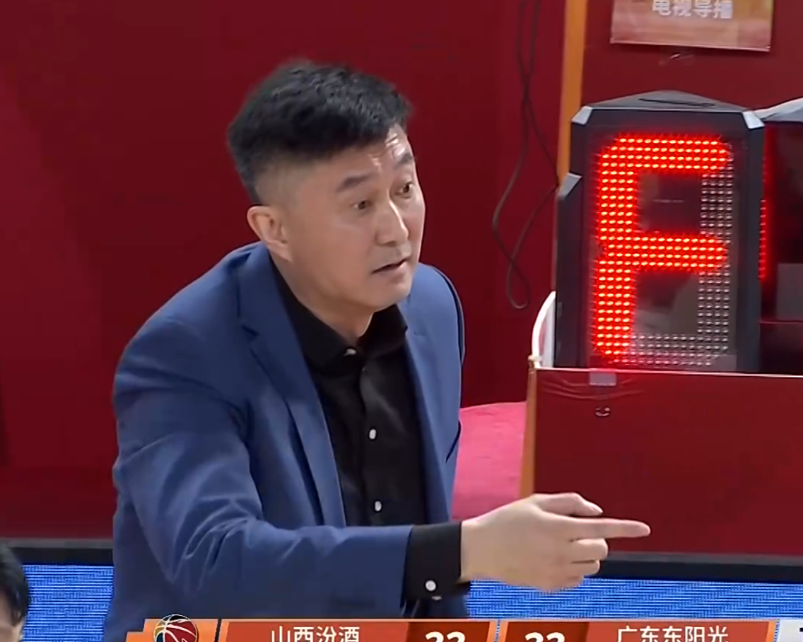 记者：费内巴切仍在和曼城谈阿克转会费，预计700万+150万镑