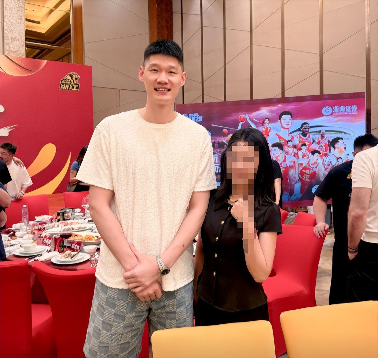 好博体育U17男篮虐委内瑞拉！张懿赵杰+2将齐爆，多人贡献，吕飞燕下替补