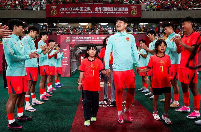 好博体育老鹰1年1400万美元留住澳洲中锋，他们也是付出了不小的代价？