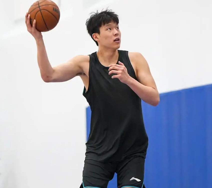 火箭两年合同签下签湖人后场大闸，他们并没有使用全额中产特例？