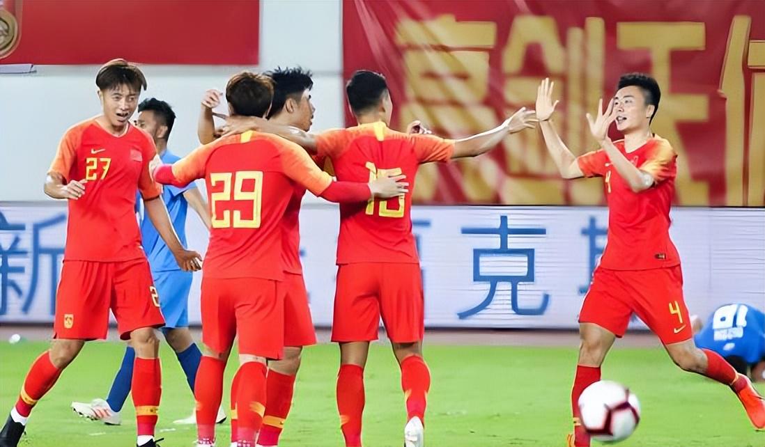 哈兰德社媒晒与全场最佳奖杯合照：有些时刻无法用言语形容